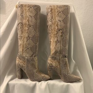 Chic Snakeskin Heeled Boots